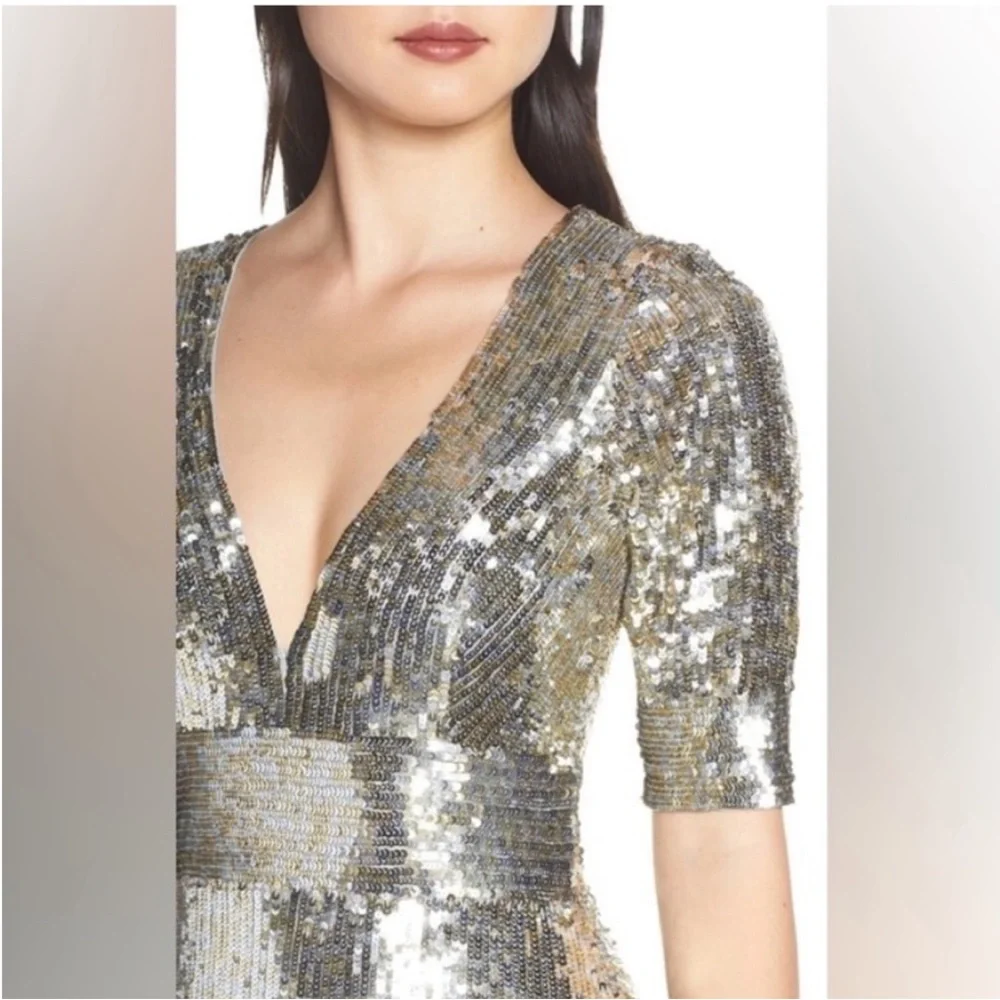Mac Duggal 4707 Sequin Stripe Platinum Metallic V-Neck Gown Size 12 - Picture 3 of 13